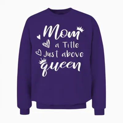 Citation Mom a Title Just Above Queen Pour La Fête Des Mères En Famille Unisex Sweatshirt - Purple