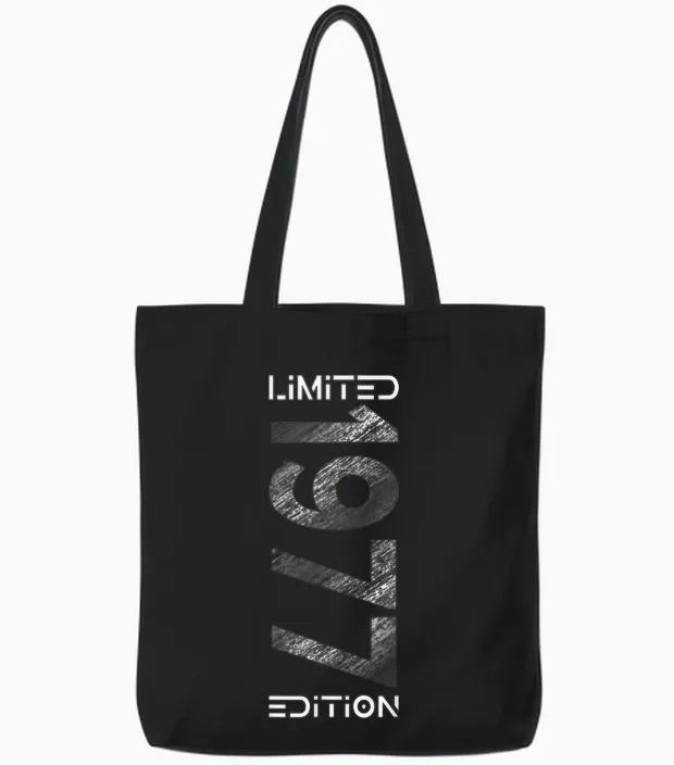 Limited Edition Jahrgang 1977 Mann Frau 49. Geburtstag Tote Bags in Black