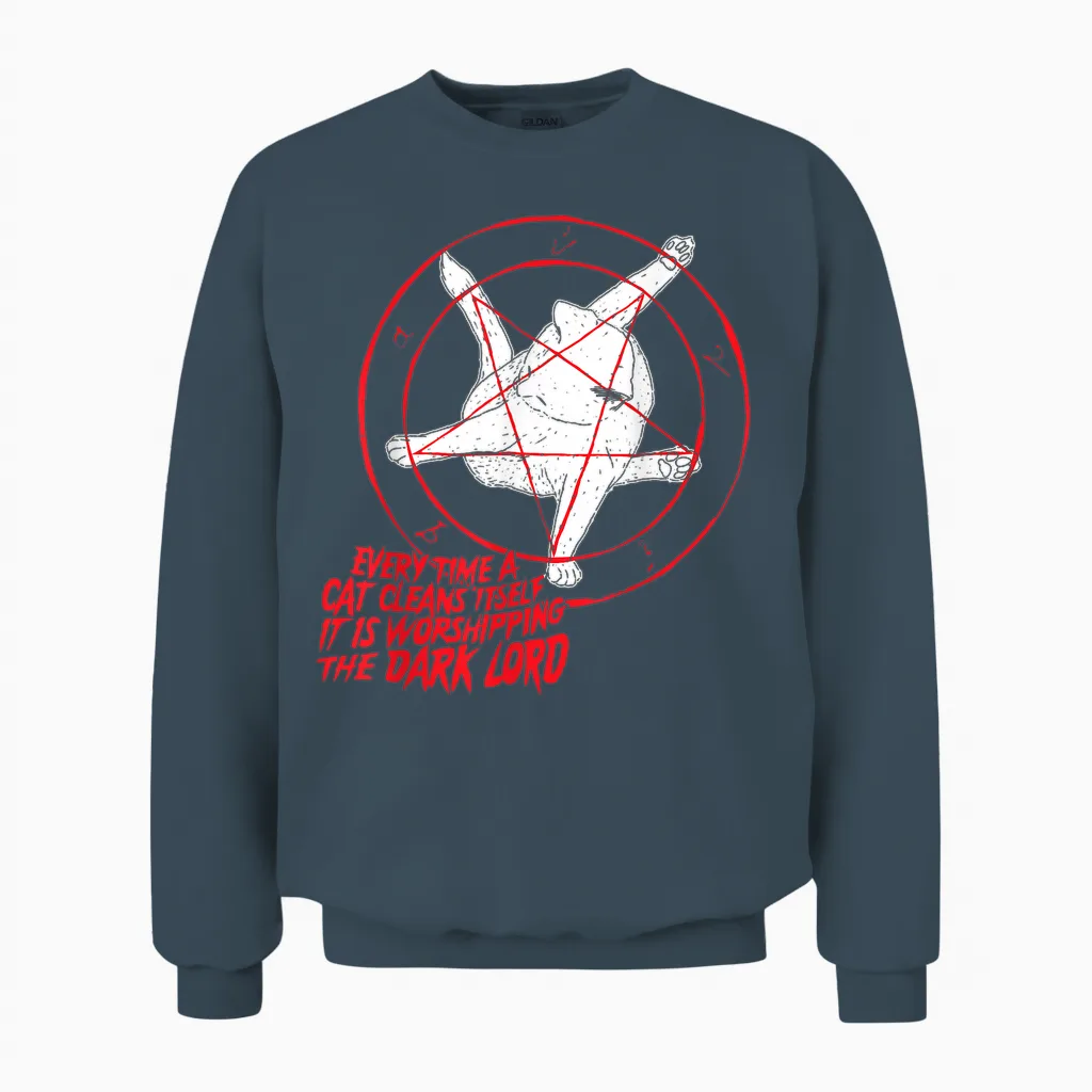 Jedes Mal, Wenn Eine Katze Sich Reinigt, Verehrt Den Dunklen Herrn Unisex Sweatshirt in Dark Heather
