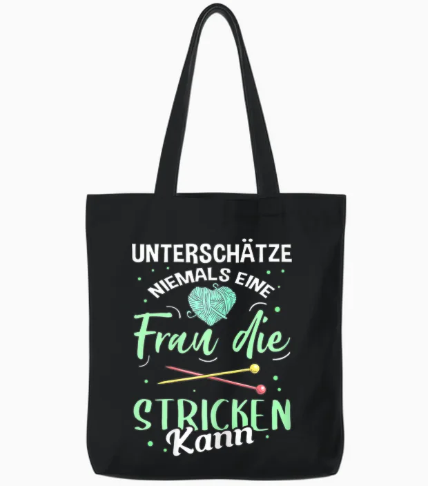 Damen Unterschätze Niemals Eine Frau Die Stricken Kann Strickerin Tote Bags in Black