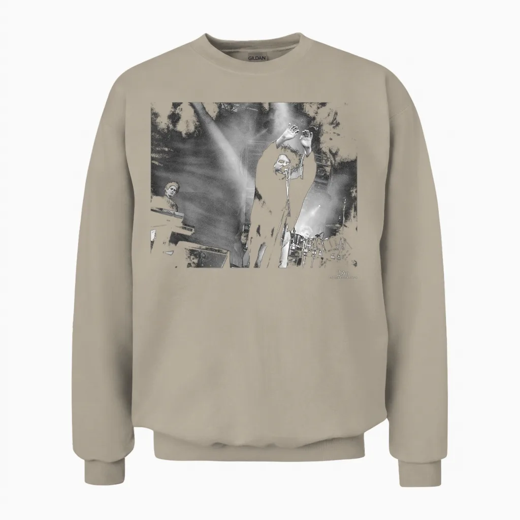 Robert Smith the Cure Live 1989 Von Phil Nicholls Unisex Sweatshirt in Sand