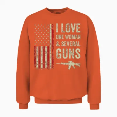 I Love One Woman and Several Guns – Herren-Waffenbesitzer – Auf Der Rückseite Unisex Sweatshirt - Orange