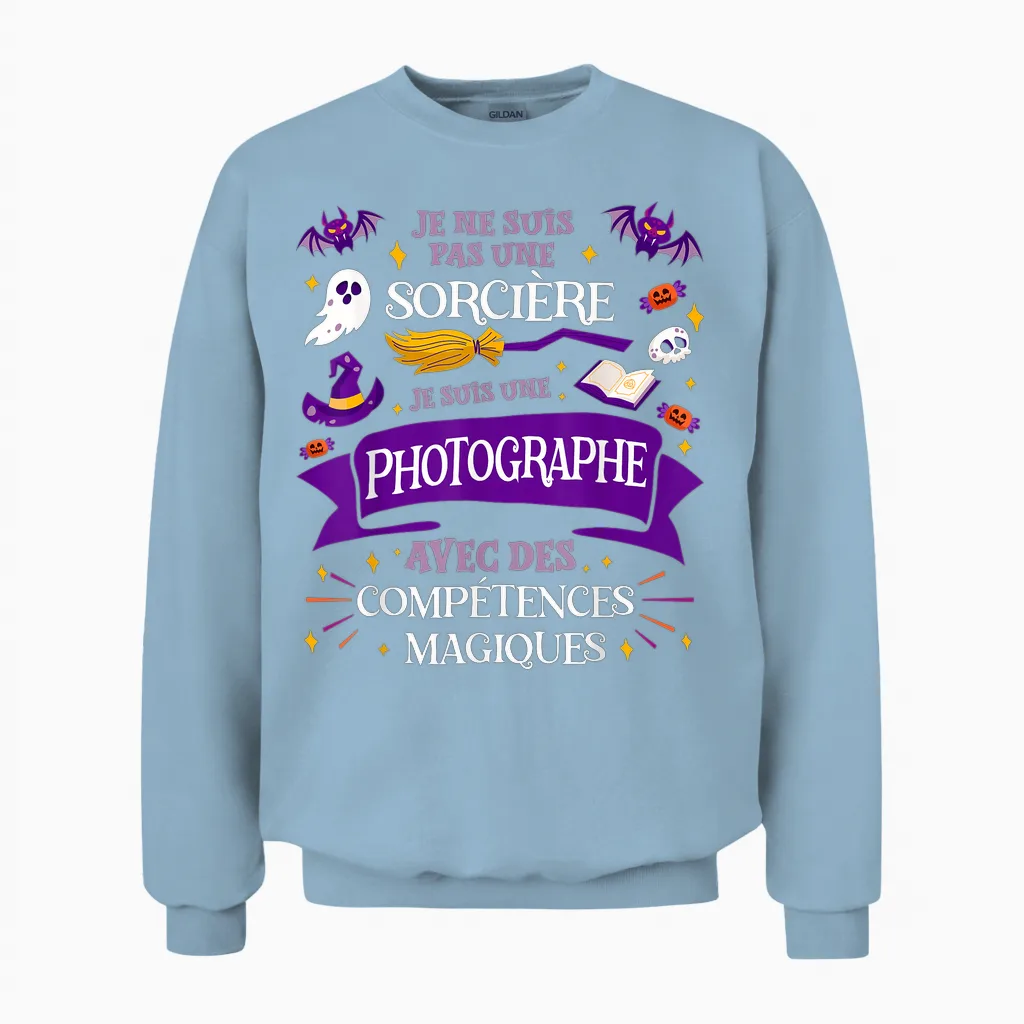 Pas Une Sorcière Je Suis Une Photographe Cadeau Photographie Unisex Sweatshirt in Light Blue