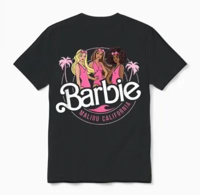 Barbie — Logo Der Malibu California Group Unisex T-Shirt - Black