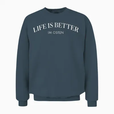 T-Shirt Life Is Better Im Osten East Germany Ddr Ossi Ostblock Ost, Black Unisex Sweatshirt - Dark Heather