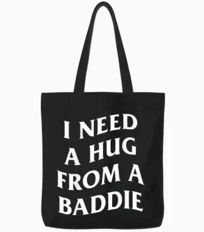 Inscription Humoristique « I Need a Hug from a Baddie » (art on Back) Tote Bags - Black