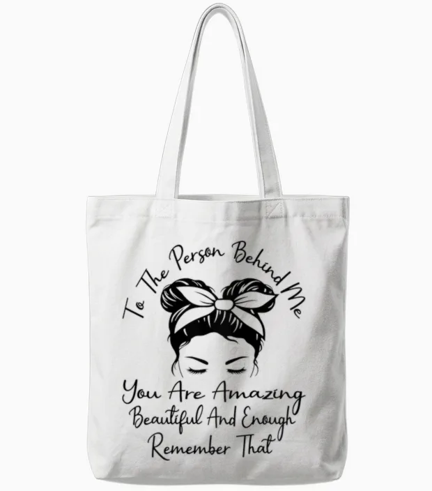 Für Die Person Hinter Mir Bist Du Unglaublich Schön Und Genug Tote Bags in White