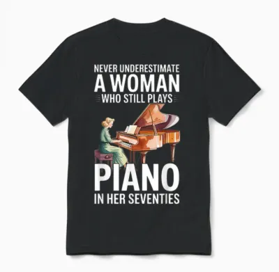 Ne Sous-Estimez Jamais Une Femme Qui Joue Encore Du Piano Des Années 70 Unisex T-Shirt - Black