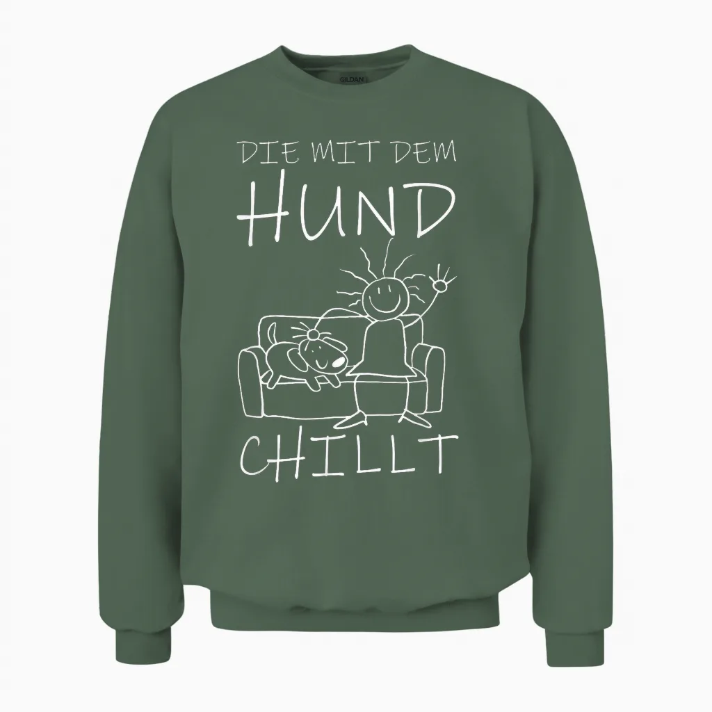 T-Shirt with German Text "die Mit Dem Hund Chillt" (german Language), Black Unisex Sweatshirt in Military Green