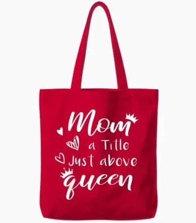 Citation Mom a Title Just Above Queen Pour La Fête Des Mères En Famille Tote Bags - Red