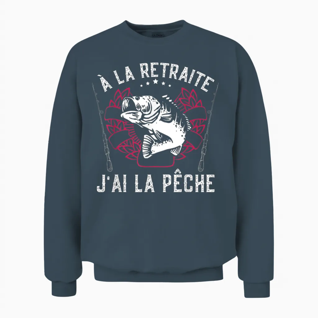 A La Retraite J'ai La Pêche Humour Fisherman Man Gift T-Shirt, Black Unisex Sweatshirt in Dark Heather