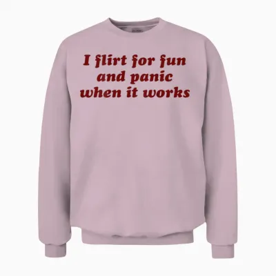 I Flirt for Fun and Panic When It Works Lustiger Slogan Unisex Sweatshirt - Light Pink