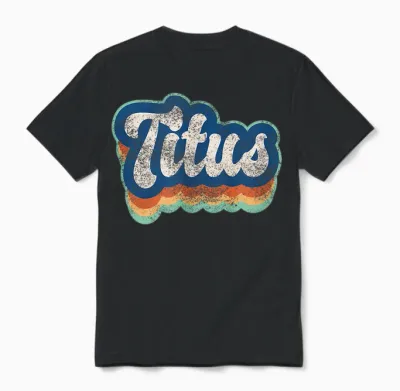 Titus Vorname Junge Vintage Stil 70er 80er Jahre Personalisiert Unisex T-Shirt - Black