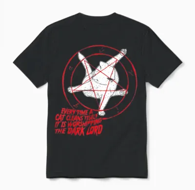 Jedes Mal, Wenn Eine Katze Sich Reinigt, Verehrt Den Dunklen Herrn Unisex T-Shirt - Black