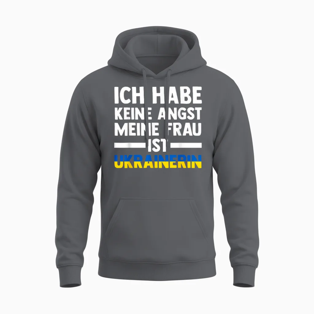 T-Shirt with German Text "ich Habe Keine Angst, Meine Frau Ist Ukrainerin", Black Unisex Hoodie in Charcoal