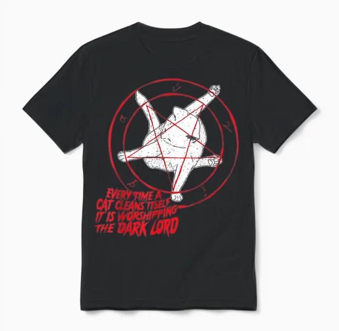 Jedes Mal, Wenn Eine Katze Sich Reinigt, Verehrt Den Dunklen Herrn Unisex T-Shirt in Black