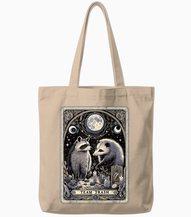 Team Trash Tarotkarte Opossum Hexerei Goth Possum Waschbär Tote Bags in Natural