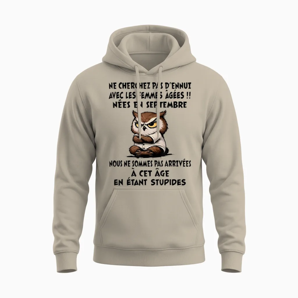 Ne Cherchez Pas D'ennui Avec Les Femmes ùgées Nées En Sept. Unisex Hoodie in Sand