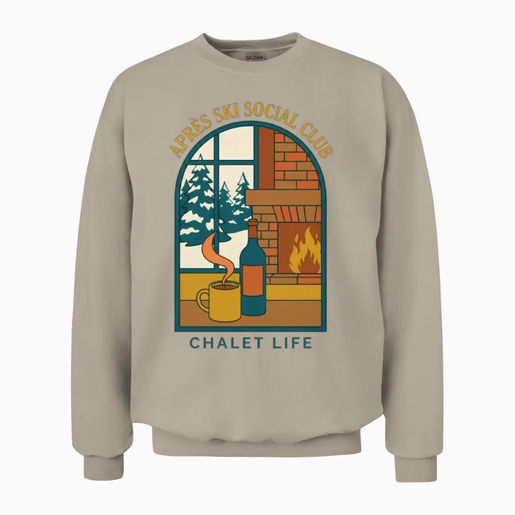 Après Ski Social Club Chalet Life - Cozy Fireplace Unisex Sweatshirt in Sand