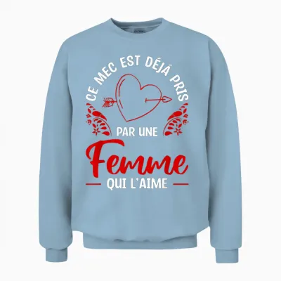Ce Mec Est Déjà Pris Par Une Femme Qui L'aime T-Shirt, Black, S Unisex Sweatshirt - Light Blue