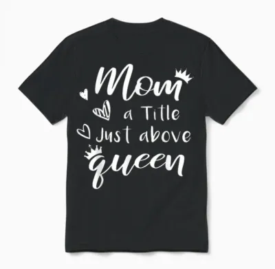 Citation Mom a Title Just Above Queen Pour La Fête Des Mères En Famille Unisex T-Shirt - Black