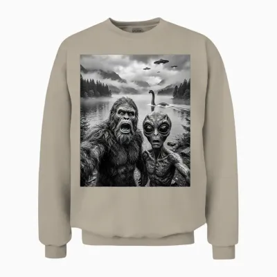 Bigfoot Et Alien Selfie Avec Le Monstre Du Loch Ness Ufo Unisex Sweatshirt - Sand