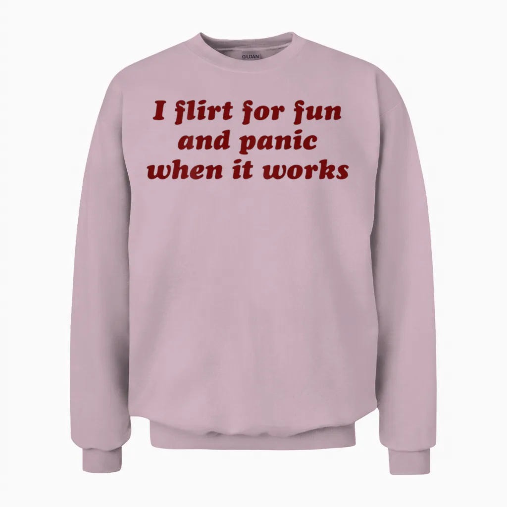 I Flirt for Fun and Panic When It Works Lustiger Slogan Unisex Sweatshirt in Light Pink